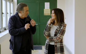 Λαζόπουλος στο «Πάμε μια βόλτα;» για την πρώτη του επαφή με τη μικρή οθόνη: «Με τον αδελφό μου βλέπαμε τηλεόραση με κιάλια»