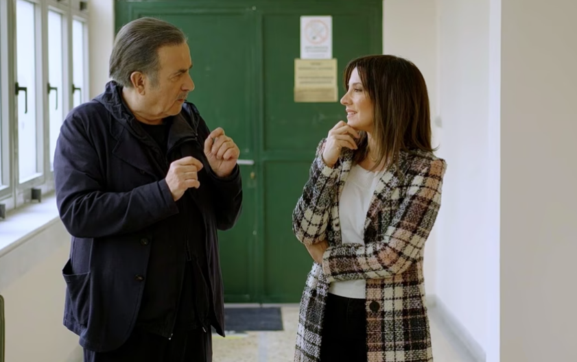 Λαζόπουλος στο «Πάμε μια βόλτα;» για την πρώτη του επαφή με τη μικρή οθόνη: «Με τον αδελφό μου βλέπαμε τηλεόραση με κιάλια»