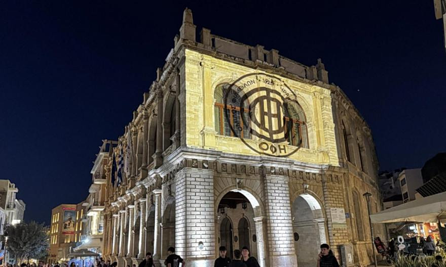 Το ιστορικό κτήριο της Λότζια στο Ηράκλειο «ντύθηκε» στα ασπρόμαυρα για χάρη του Κυπελλούχου ΟΦΗ