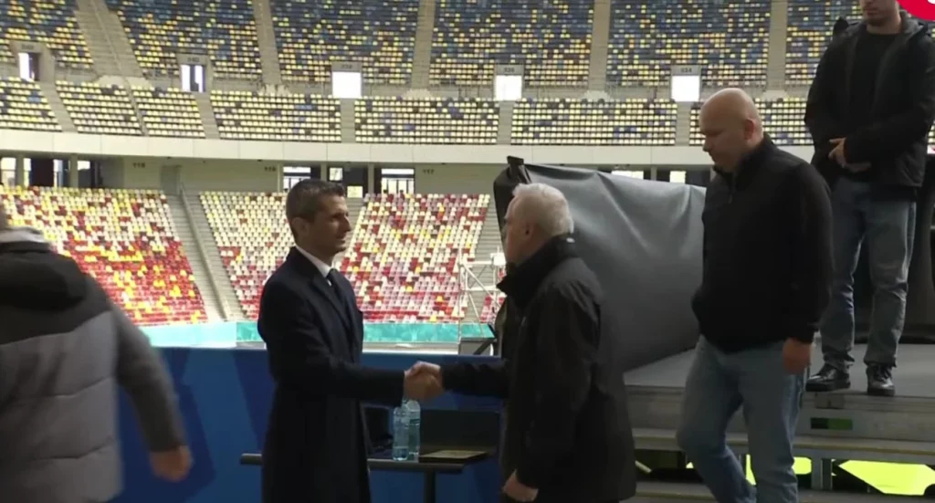 Πάντα δίπλα στον πατέρα του ο Ραζβάν Λουτσέσκου (vid)