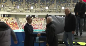 Πάντα δίπλα στον πατέρα του ο Ραζβάν Λουτσέσκου (vid)