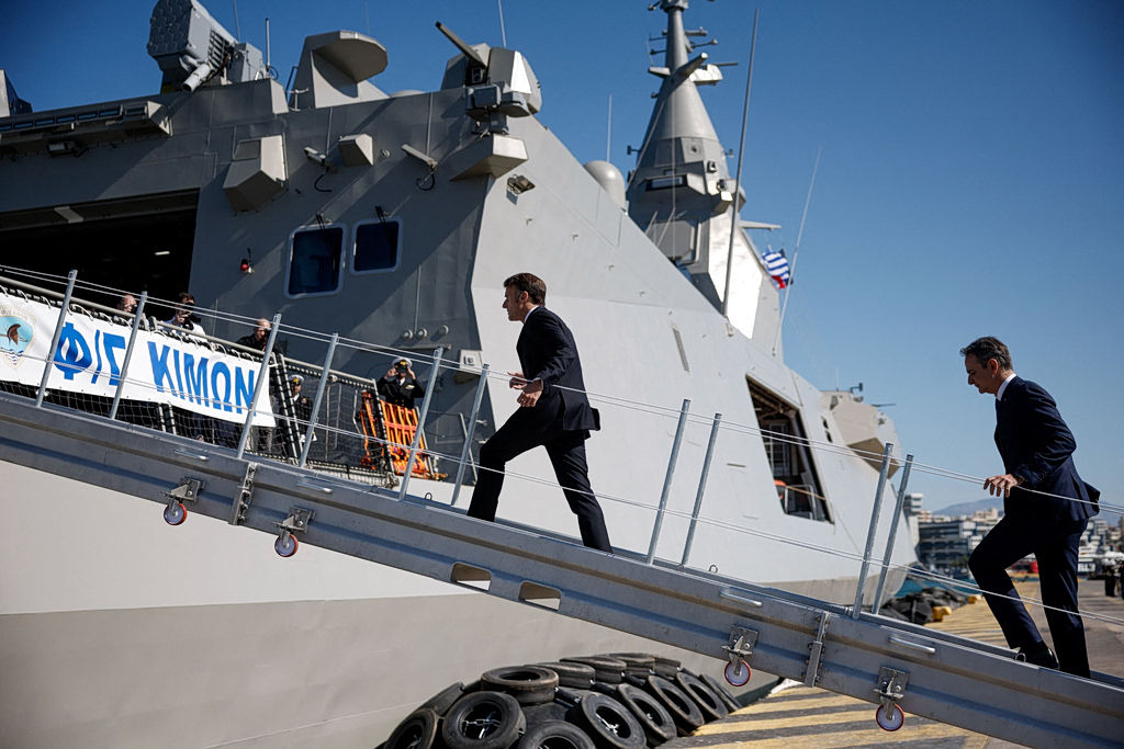 Live η επίσκεψη Μακρόν – Μητσοτάκη στη φρεγάτα «Κίμων» – Εντυπωσιακή πτήση Rafale πάνω από τον Πειραιά