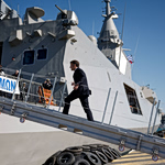 Live η επίσκεψη Μακρόν – Μητσοτάκη στη φρεγάτα «Κίμων» – Εντυπωσιακή πτήση Rafale πάνω από τον Πειραιά