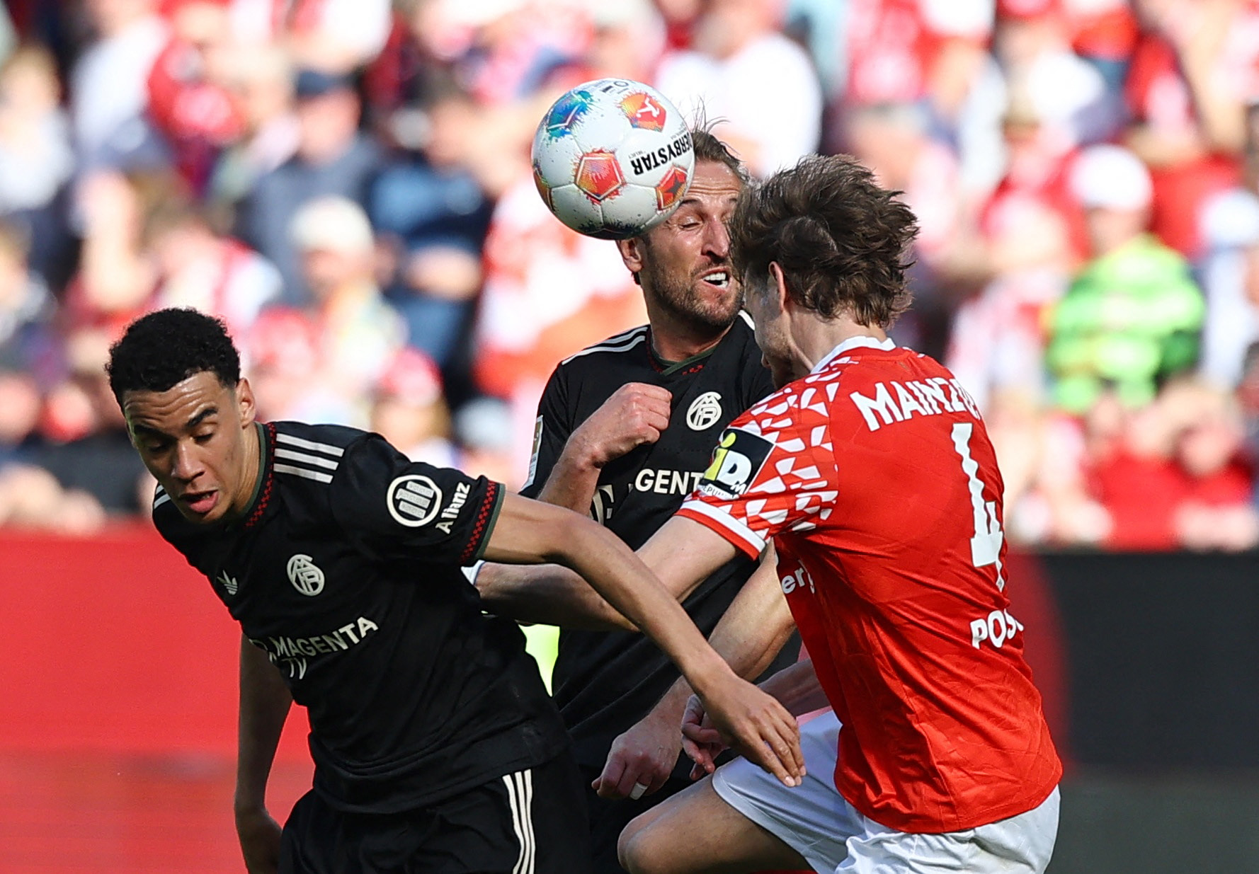Bundesliga: &Alpha;&pi;ί&theta;&alpha;&nu;&eta; &alpha;&nu;&alpha;&tau;&rho;&omicron;&pi;ή &tau;&eta;&sigmaf; &Mu;&pi;ά&gamma;&epsilon;&rho;&nu; &sigma;&epsilon; &mu;&alpha;&tau;&sigmaf;-&rho;&omicron;&nu;&tau;έ&omicron;, &laquo;&zeta;ό&rho;&iota;&alpha;&raquo; &gamma;&iota;&alpha; &Sigma;ά&lambda;&iota;&alpha;&kappa;&alpha; &kappa;&alpha;&iota; &Kappa;&omicron;&upsilon;&lambda;&iota;&epsilon;&rho;ά&kappa;&eta; &sigma;&tau;&eta; &mu;ά&chi;&eta; &tau;&eta;&sigmaf; &pi;&alpha;&rho;&alpha;&mu;&omicron;&nu;ή&sigmaf;