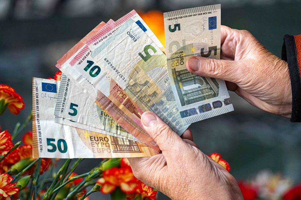 Συντάξεις Μαΐου: Μην την «πατήσετε» με την Πρωτομαγιά – Πότε πληρώνονται