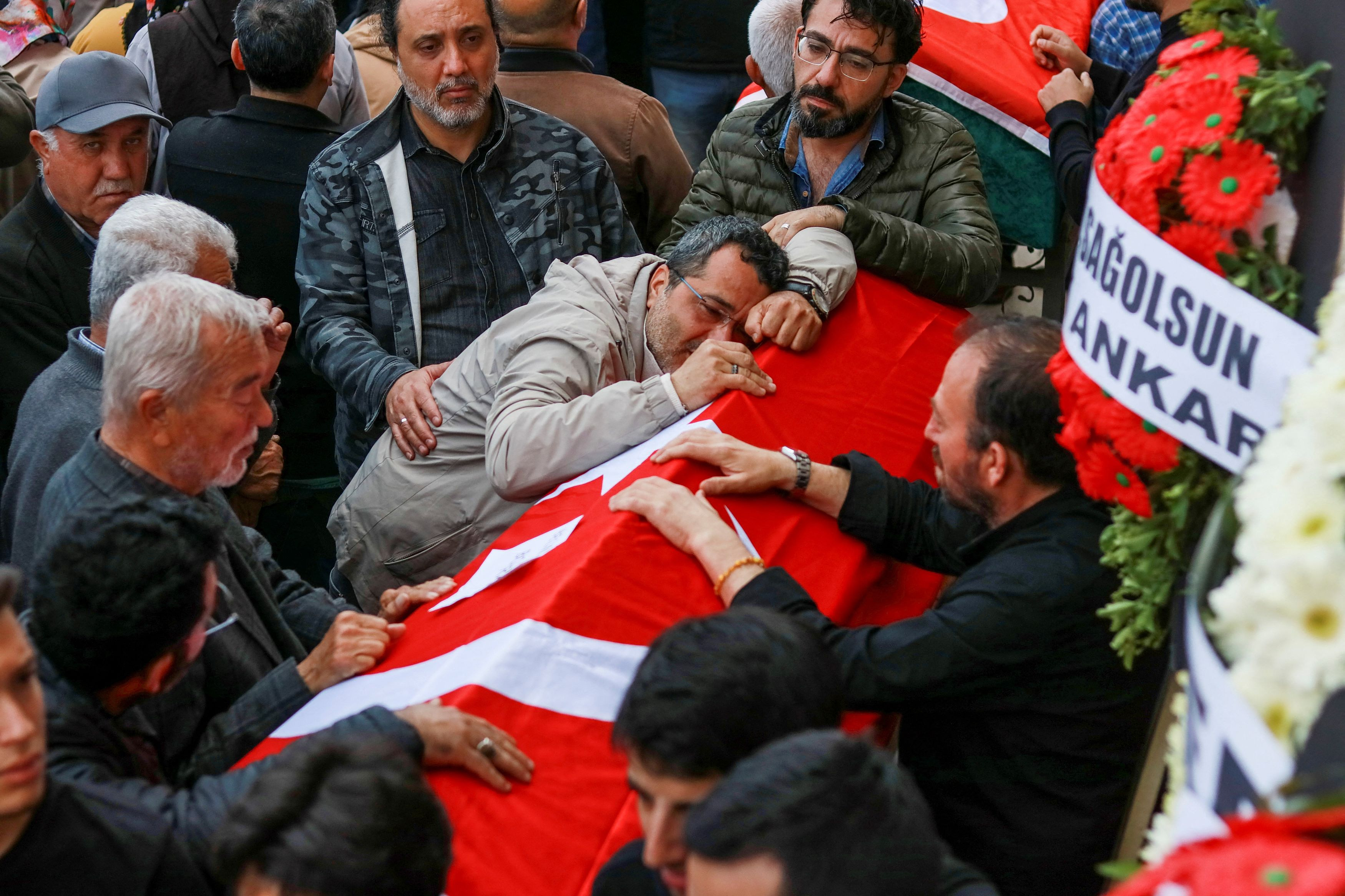 &Mu;&alpha;&kappa;&epsilon;&lambda;&epsilon;&iota;ό &sigma;&tau;&eta;&nu; &Tau;&omicron;&upsilon;&rho;&kappa;ί&alpha;: &laquo;&Pi;ή&rho;&epsilon; &tau;&alpha; ό&pi;&lambda;&alpha; &mu;&omicron;&upsilon; &alpha;&pi;ό &tau;&omicron; &sigma;&pi;ί&tau;&iota;&raquo; &ndash; &Tau;&iota; &alpha;&pi;&omicron;&kappa;&alpha;&lambda;ύ&pi;&tau;&epsilon;&iota; &omicron; &pi;&alpha;&tau;έ&rho;&alpha;&sigmaf; &tau;&omicron;&upsilon; 14&chi;&rho;&omicron;&nu;&omicron;&upsilon; &delta;&rho;ά&sigma;&tau;&eta;