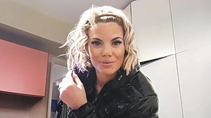 Φωνή που γρικιέται μες στο σάλο