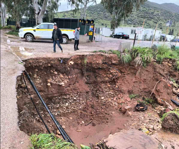 Απίστευτες εικόνες από το πέρασμα της κακοκαιρίας Erminio στην Αττική –  Άνοιξε η γη στον Μαραθώνος