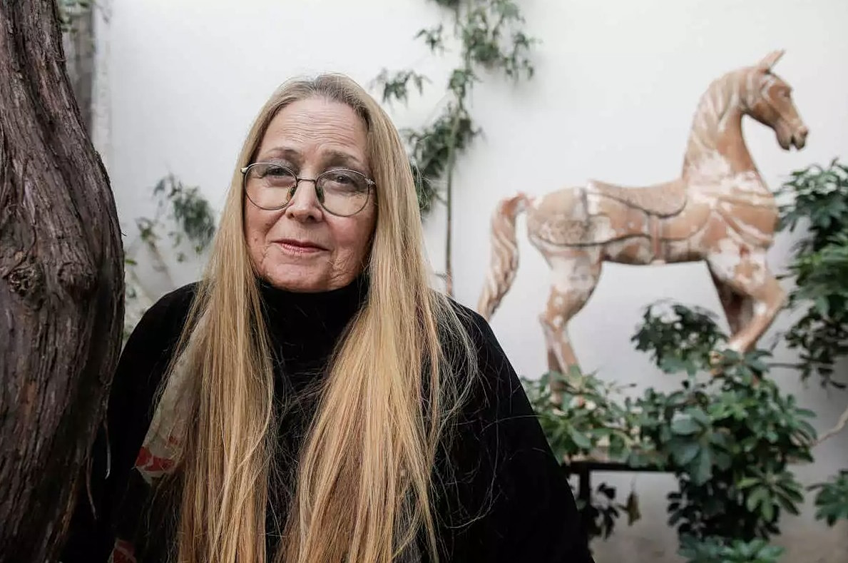 &Sigma;&tau;&omicron; &nu;&omicron;&sigma;&omicron;&kappa;&omicron;&mu;&epsilon;ί&omicron; &eta; &Mu;&alpha;&rho;ί&zeta;&alpha; &Kappa;&omega;&chi;: &laquo;Έ&nu;&alpha;&sigmaf; &alpha;&kappa;ό&mu;&eta; &sigma;&kappa;&lambda;&eta;&rho;ό&sigmaf; &Alpha;&pi;&rho;ί&lambda;&eta;&sigmaf; &sigma;&tau;&eta; &zeta;&omega;ή &mu;&alpha;&sigmaf;&raquo;