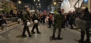 Ανάσταση με ΜΑΤ στον Νέο Κόσμο – Απαγόρευση στο έθιμο με τις μολότοφ, μπλόκα και προσαγωγές