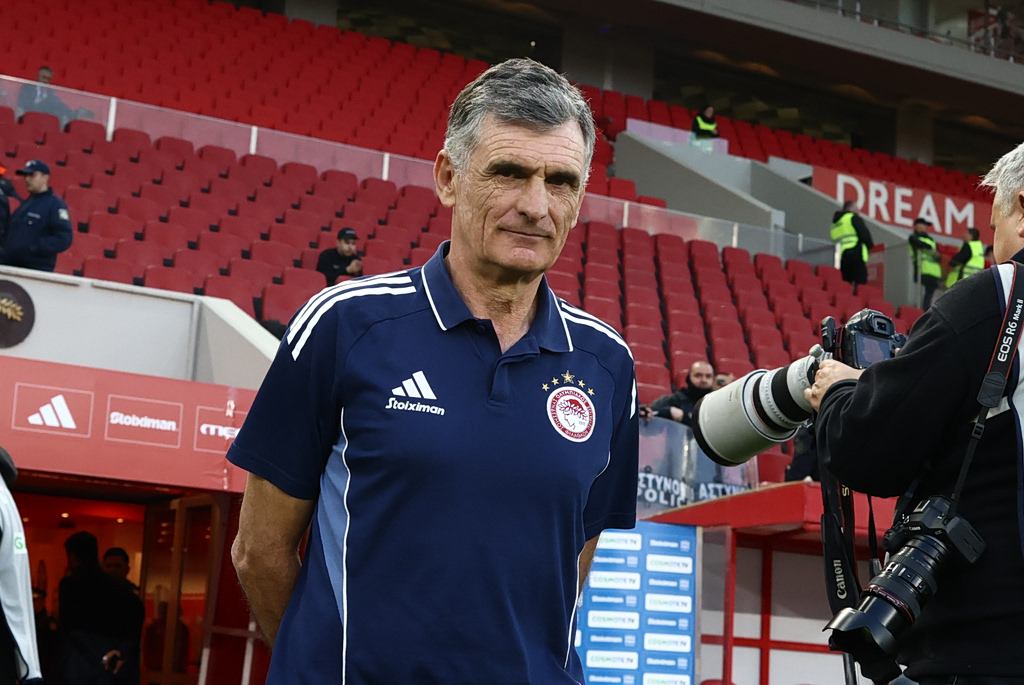 Ολυμπιακός: Το «Γεώργιος Καραϊσκάκης» αποθεώνει τον Χοσέ Λουίς Μεντιλίμπαρ