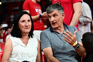 Ολυμπιακός – Μονακό: Πόλος έλξης μικρών ερυθρόλευκων η παρουσία του Μεντιλίμπαρ στις εξέδρες του ΣΕΦ (vid)