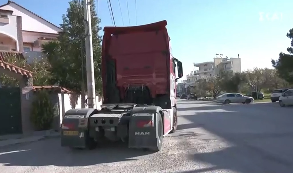 Σοκάρει βίντεο από την στιγμή της φονικής παράσυρσης της ηλικιωμένης από φορτηγό στο Μενίδι