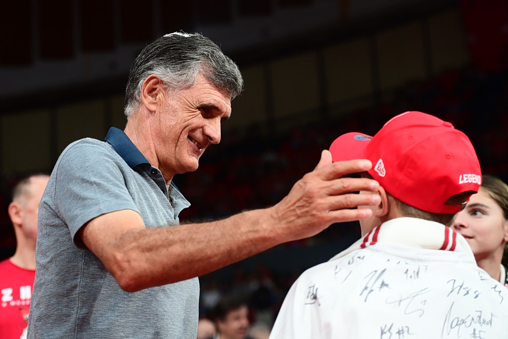 Ολυμπιακός – Μονακό: Πόλος έλξης μικρών ερυθρόλευκων η παρουσία του Μεντιλίμπαρ στις εξέδρες του ΣΕΦ (vid)