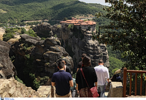 Τραγωδία στα Μετέωρα: Βίντεο κατέγραψε τη μοιραία πτώση της 65χρονης