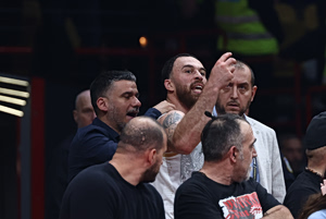 Αποβολή Τζέιμς στο ΣΕΦ – Ένταση στο Ολυμπιακός – Μονακό