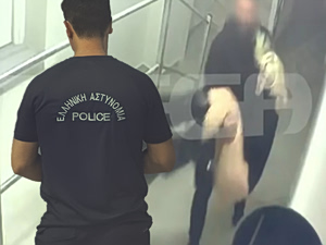 Κεφαλονιά: Η στιγμή που ο 26χρονος πρώην αρσιβαρίστας μεταφέρει αναίσθητη την 19χρονη Μυρτώ