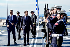 Τι έγραψε ο Μακρόν στο βιβλίο επισκεπτών της φρεγάτας «Κίμων» – «Ενωμένοι στο όνομα της αλληλεγγύης»