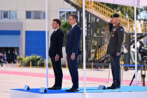 Live η επίσκεψη Μακρόν – Μητσοτάκη στη φρεγάτα «Κίμων» – Εντυπωσιακή πτήση Rafale πάνω από τον Πειραιά