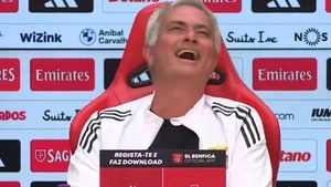 Ο Μουρίνιο «λύγισε» από τα γέλια στη συνέντευξη Τύπου – Η ατάκα δημοσιογράφου που έκλεψε την παράσταση