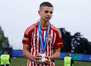 Ο Χρήστος Μουζακίτης στα «ΝΕΑ»: «Κανείς δεν έχει συνειδητοποιήσει τι κάναμε, ο Ολυμπιακός σε μαθαίνει να κερδίζεις τίτλους»