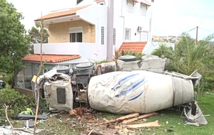 Απίστευτο τροχαίο στη Ρόδο: Μπετονιέρα ντελαπάρισε σε αυλή σπιτιού που λίγο νωρίτερα έπαιζαν παιδιά