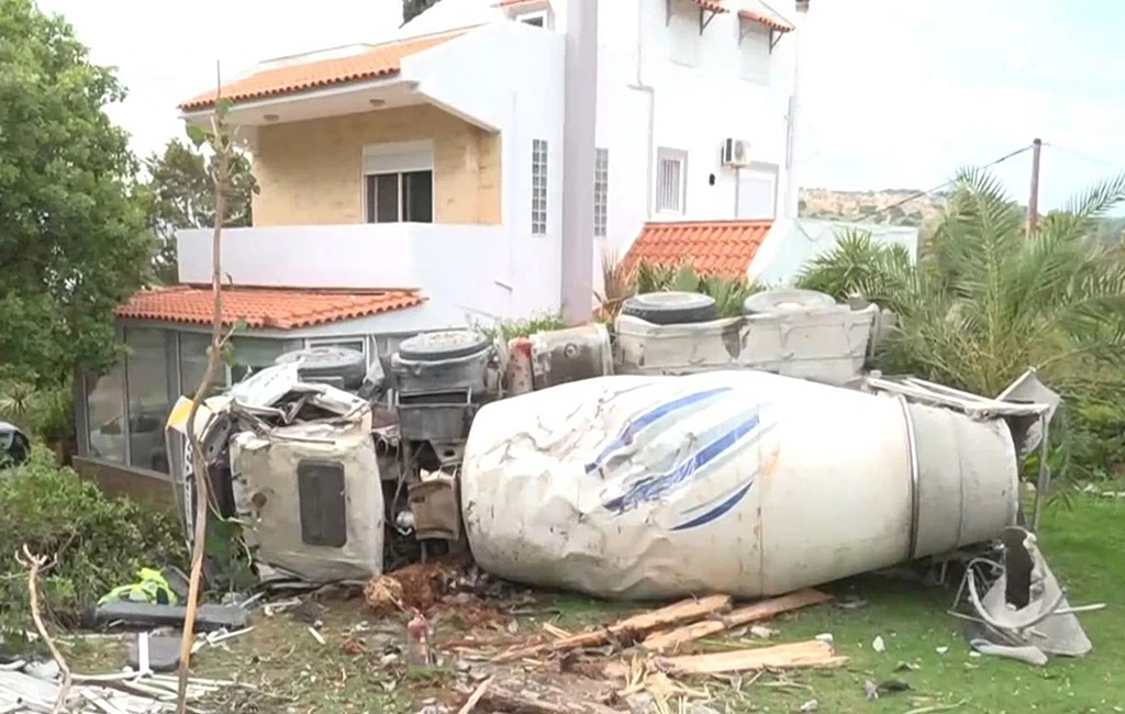 Απίστευτο τροχαίο στη Ρόδο: Μπετονιέρα ντελαπάρισε σε αυλή σπιτιού που λίγο νωρίτερα έπαιζαν παιδιά
