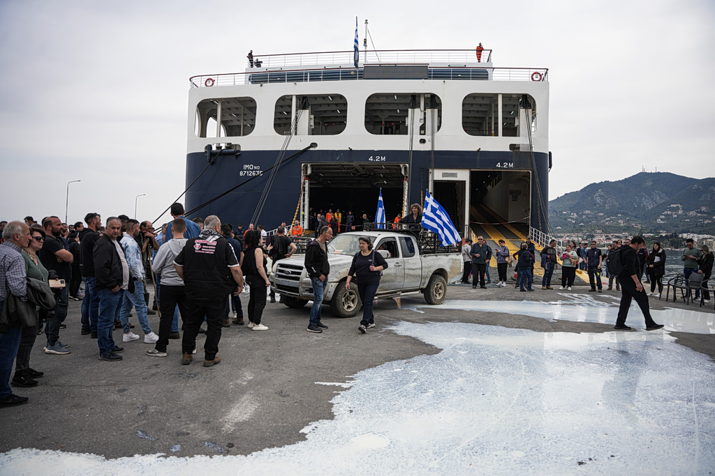 Ένταση με κτηνοτρόφους στο λιμάνι της Μυτιλήνης – Σχεδόν άδειο απέπλευσε το «Νήσος Σάμος» (video)