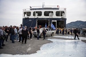Ένταση με κτηνοτρόφους στο λιμάνι της Μυτιλήνης – Σχεδόν άδειο απέπλευσε το «Νήσος Σάμος» (video)