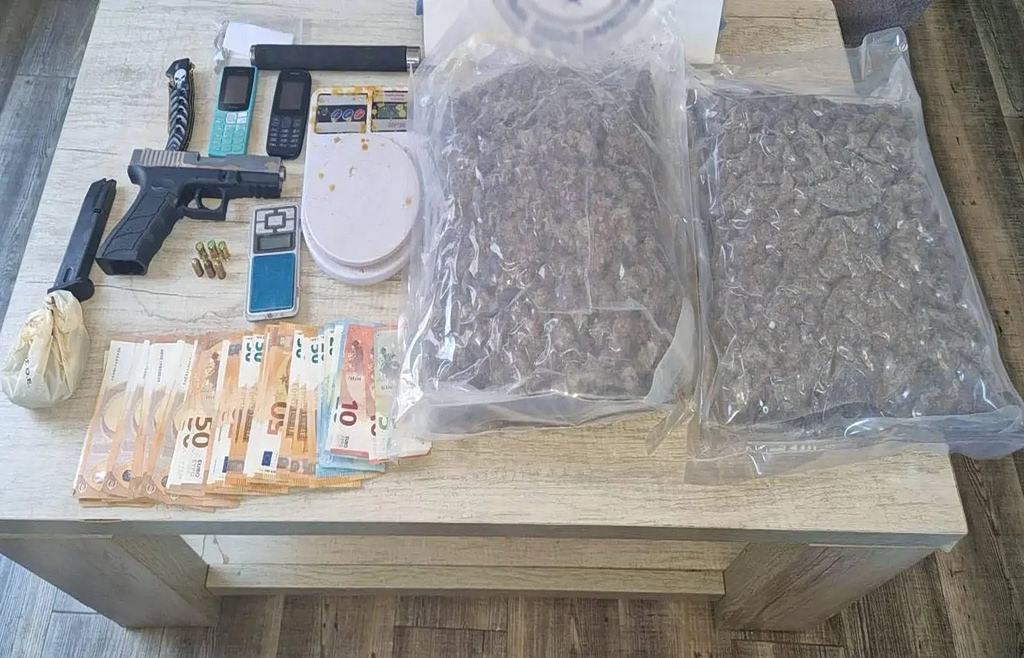 Πρώην αστυνομικός συνελήφθη στην Πάτρα για εμπόριο ναρκωτικών – Χειροπέδες και στον γιο του