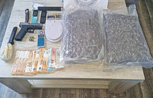 Πρώην αστυνομικός συνελήφθη στην Πάτρα για εμπόριο ναρκωτικών – Χειροπέδες και στον γιο του