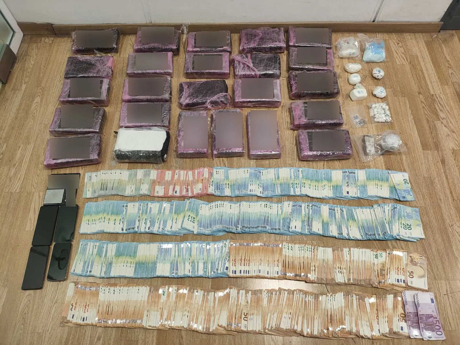 &Sigma;&upsilon;&lambda;&lambda;ή&psi;&epsilon;&iota;&sigmaf; &sigma;&tau;&omicron;&nu; &Pi;&epsilon;&iota;&rho;&alpha;&iota;ά &gamma;&iota;&alpha; &delta;&iota;&alpha;&kappa;ί&nu;&eta;&sigma;&eta; &nu;&alpha;&rho;&kappa;&omega;&tau;&iota;&kappa;ώ&nu; &ndash; &Kappa;&alpha;&tau;&alpha;&sigma;&chi;έ&theta;&eta;&kappa;&alpha;&nu; &pi;ά&nu;&omega; &alpha;&pi;ό 27 &kappa;&iota;&lambda;ά &kappa;&omicron;&kappa;&alpha;ΐ&nu;&eta;&sigmaf;