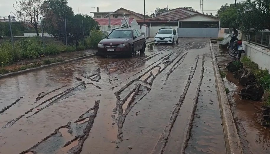 Νέα Μάρκη: Πώς έγινε η τραγωδία με ένα νεκρό από την κακοκαιρία – Βίντεο από το σημείο, Ι.Χ παρασύρθηκαν σε άλλες γειτονιές
