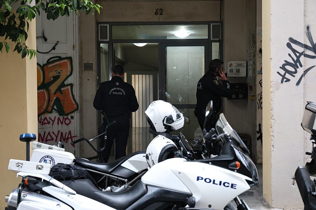Θρίλερ με νεκρή γυναίκα σε ακάλυπτο πολυκατοικίας της Αθήνας – Προσήχθη άνδρας
