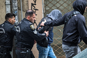 Θρίλερ με νεκρή γυναίκα σε ακάλυπτο πολυκατοικίας της Αθήνας – Προσήχθη άνδρας