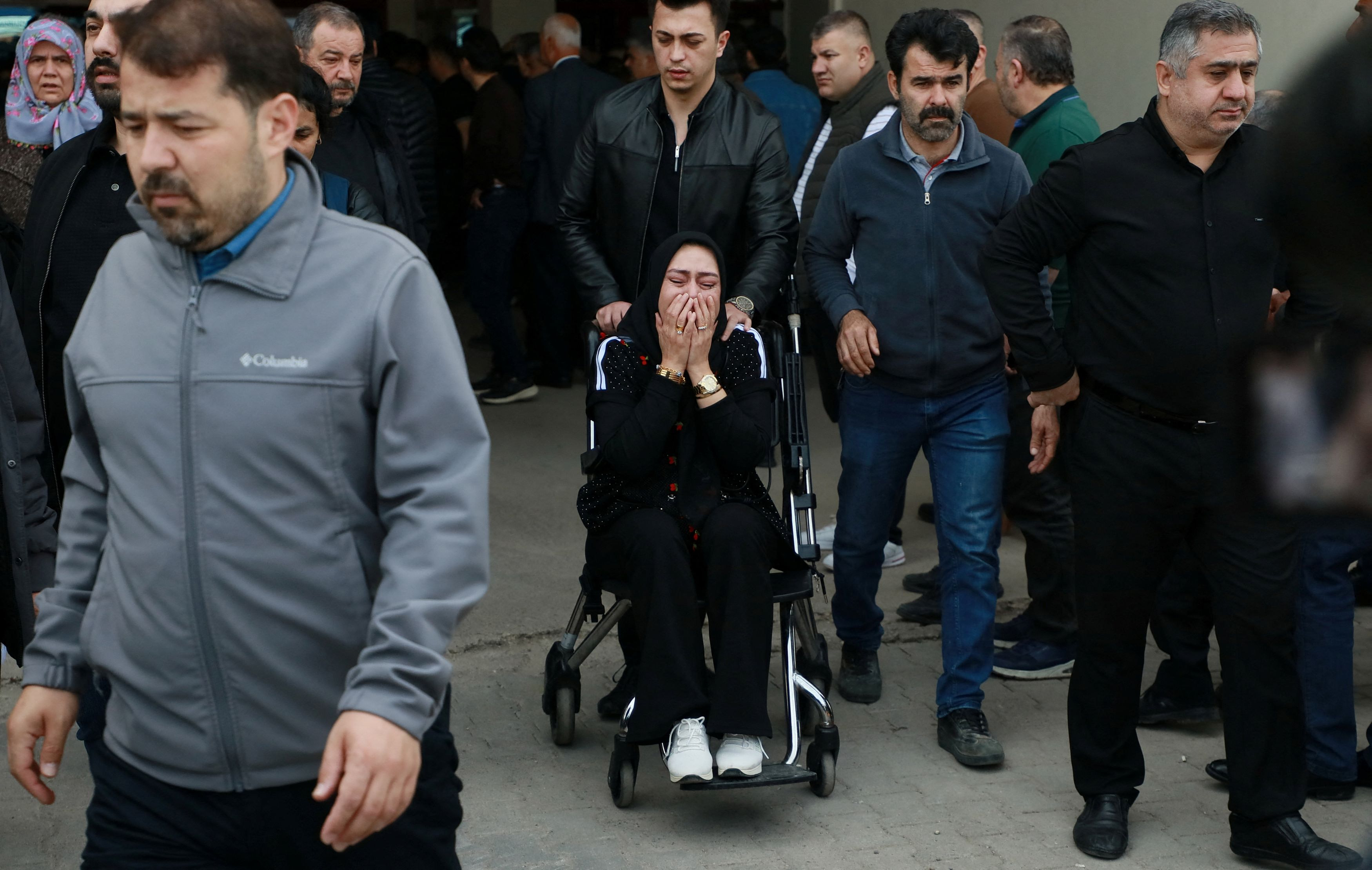 &Mu;&alpha;&kappa;&epsilon;&lambda;&epsilon;&iota;ό &sigma;&tau;&eta;&nu; &Tau;&omicron;&upsilon;&rho;&kappa;ί&alpha;: &Iota;&eta;&sigma;&omicron;ύ έ&lambda;&epsilon;&gamma;&alpha;&nu; &tau;&omicron;&nu; 14&chi;&rho;&omicron;&nu;&omicron; &pi;&omicron;&upsilon; &sigma;&kappa;ό&rho;&pi;&iota;&sigma;&epsilon; &tau;&omicron;&nu; &theta;ά&nu;&alpha;&tau;&omicron; &sigma;&tau;&omicron; &sigma;&chi;&omicron;&lambda;&epsilon;ί&omicron; &ndash; &Chi;ό&rho;&epsilon;&upsilon;&epsilon; &pi;&rho;&iota;&nu; &tau;&omicron;&upsilon;&sigmaf; &sigma;&kappa;&omicron;&tau;ώ&sigma;&epsilon;&iota; (Video)