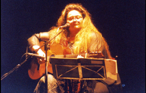 Νένα Βενετσάνου στα «ΝΕΑ»: «Να μη βλέπουμε τον φεμινισμό με σωληνοειδή όραση»