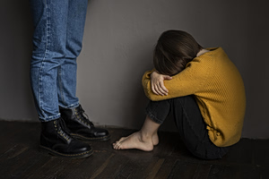 Σοκ στον Βόλο: Γονείς χτυπούσαν με μαστίγιο τα 2 παιδιά τους και έφτυναν στο φαγητό τους