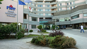 Τρίκαλα: Φύλαγαν σε ειδικό χώρο νοσοκομείου 2 κρατούμενους και αυτοί το έσκαναν επιτιθέμενοι στους φρουρούς