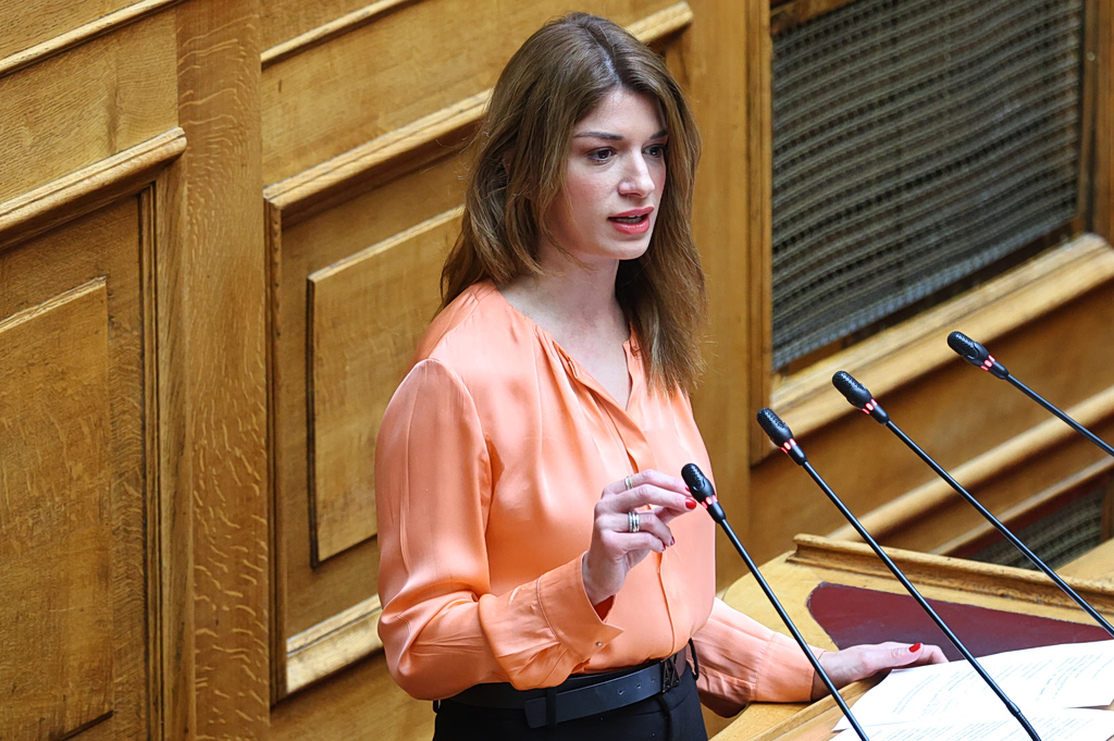 «Πρακτικά δεν ακούω, διαβάζω τα χείλη» – Η συγκλονιστική εξομολόγηση της Νοτοπούλου για το αυτοάνοσο