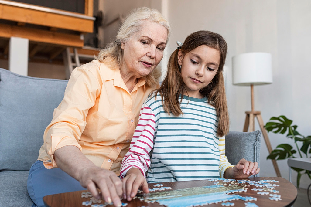 «Νταντάδες της Γειτονιάς»: Ανοίγει σήμερα η πλατφόρμα – Ο πλήρης οδηγός για γονείς και επιμελητές