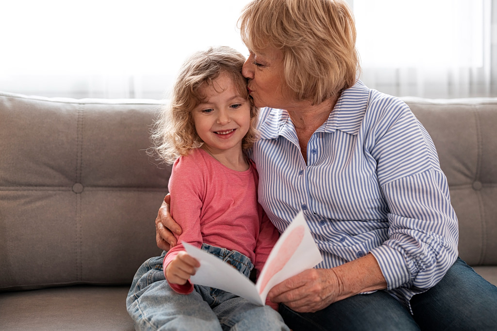 «Νταντάδες της Γειτονιάς»: Ανοίγει η πλατφόρμα τη Δευτέρα – Τα κριτήρια και οι πληρωμές