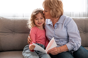 «Νταντάδες της Γειτονιάς»: Ανοίγει η πλατφόρμα τη Δευτέρα – Τα κριτήρια και οι πληρωμές