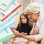 «Νταντάδες της Γειτονιάς»: Μετά το Πάσχα οι αιτήσεις για τα 500 ευρώ – Τα εισοδηματικά κριτήρια