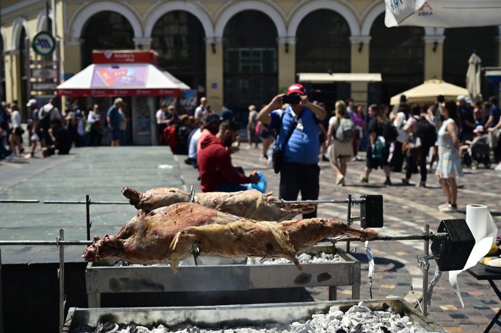Κυριακή του Πάσχα: Ξεκίνησε ο «αγώνας» του οβελία – Γιορτινή ατμόσφαιρα, σούβλες με αρνιά και κοκορέτσια σε όλη τη χώρα