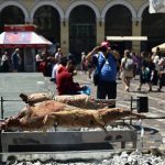 Κυριακή του Πάσχα: Ξεκίνησε ο «αγώνας» του οβελία – Γιορτινή ατμόσφαιρα, σούβλες με αρνιά και κοκορέτσια σε όλη τη χώρα