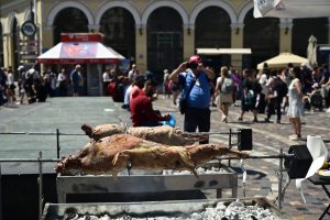 Κυριακή του Πάσχα: Ξεκίνησε ο «αγώνας» του οβελία – Γιορτινή ατμόσφαιρα, σούβλες με αρνιά και κοκορέτσια σε όλη τη χώρα