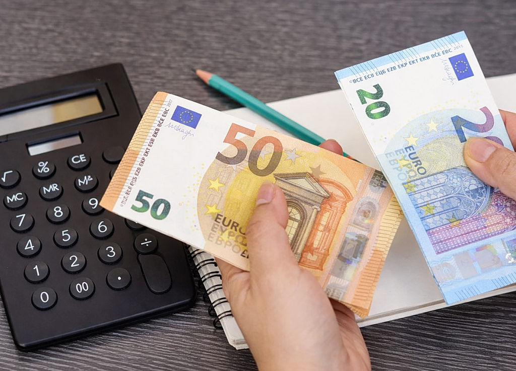 Ιδιωτικό χρέος: Τι αλλάζει για 1,5 εκατ. οφειλέτες – Άρση κατασχέσεων και 72 δόσεις