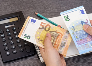 Ιδιωτικό χρέος: Τι αλλάζει για 1,5 εκατ. οφειλέτες – Άρση κατασχέσεων και 72 δόσεις