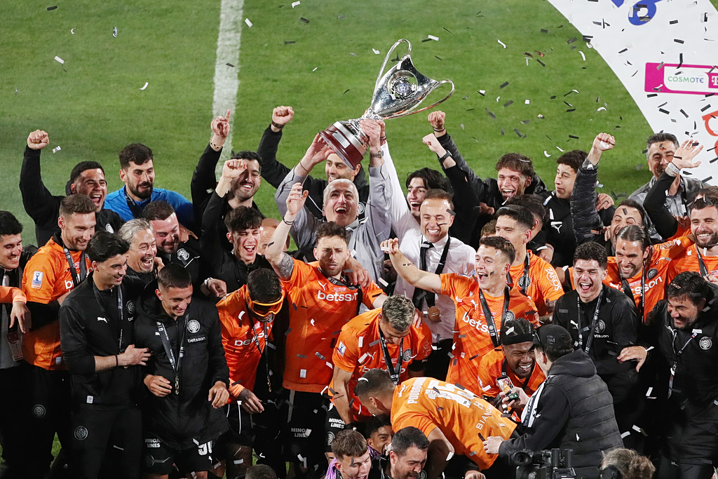 Με το Κύπελλο αγκαλιά η μεγάλη στιγμή του